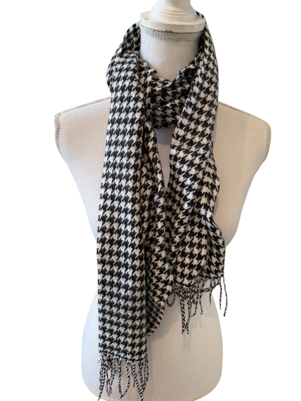 D&Y Softer Than Cashmere Houndstooth Check Scarf